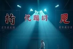 旧唱片店剧中木质货架上排列的黑胶唱片画面