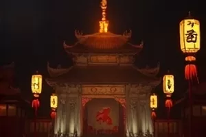 最后一班地铁剧中空荡站台与末班车进站画面