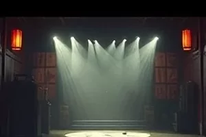 深夜食堂站剧中末班地铁站台的暖光画面